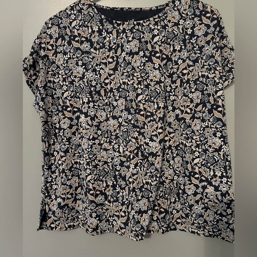 J Jill Navy/Tan floral short sleeve top size small .